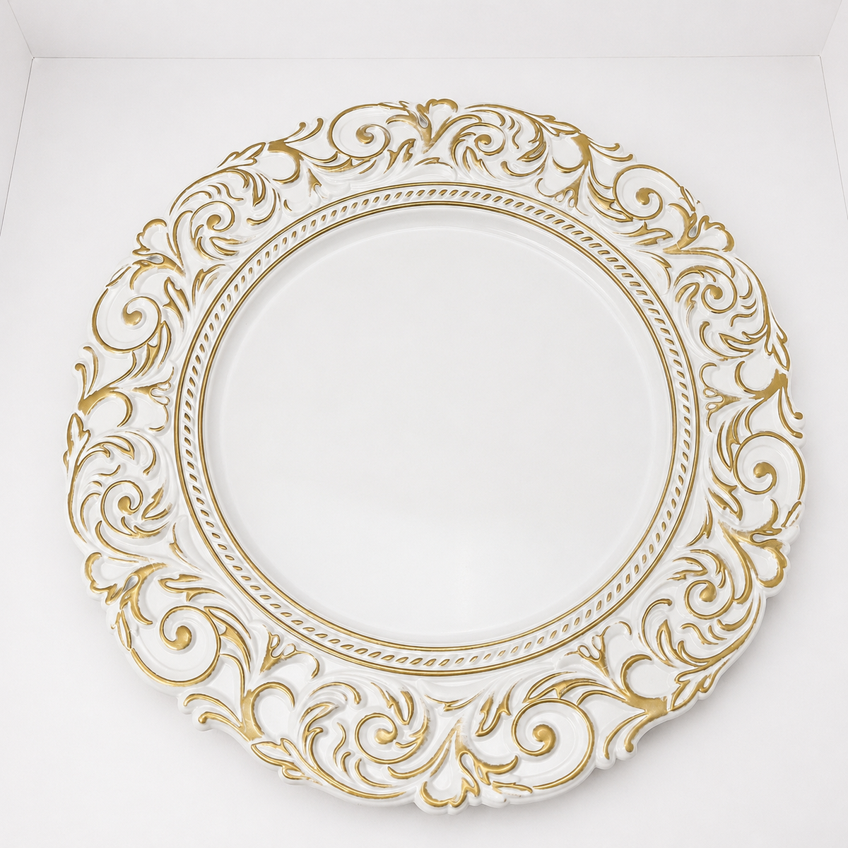Plato decorativo redondo blanco y detalles dorados